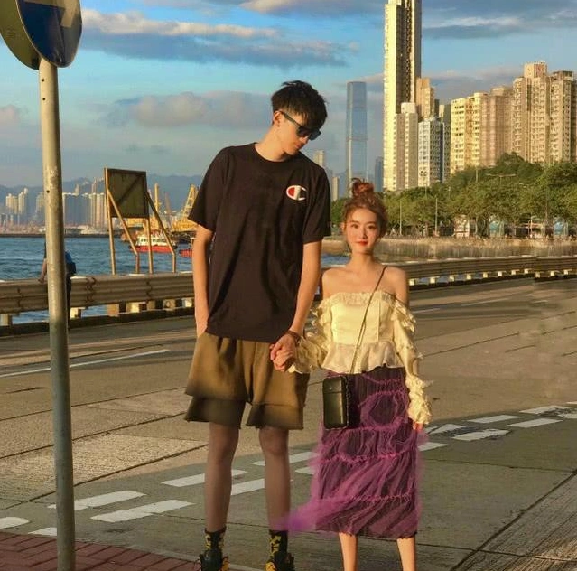 最萌身高差情侣走红,走在街上都被要求合影,网友直呼:配一脸
