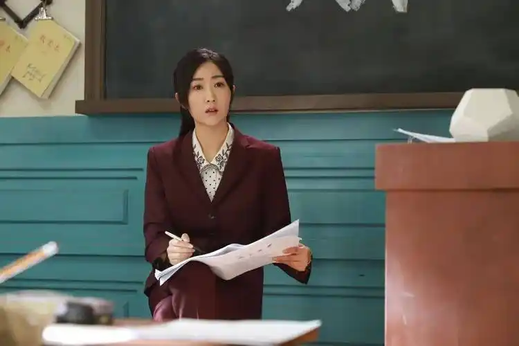 白瑶饰演郑渊洁笔下童话大王的徐老师