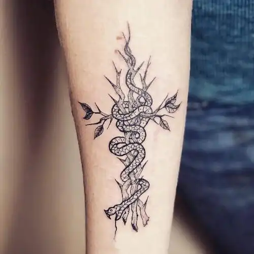 纹身蛇魔 男生手臂上枯树枝和蛇纹身图案