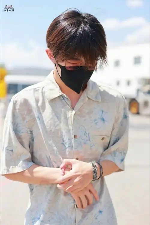 易烊千玺机场图