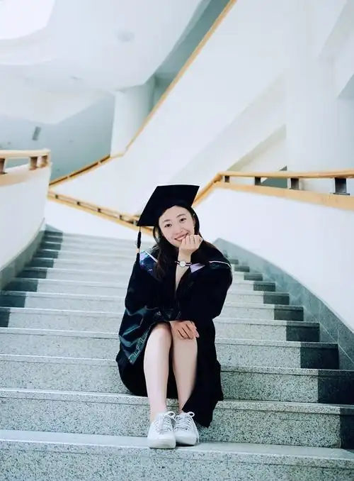 只有一个女生的毕业照 只有一个学生的法语班