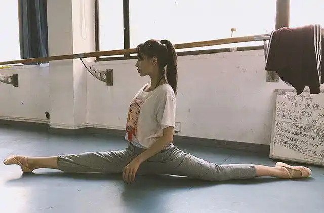 《变形计》女生杨馥宇,坐着时平平无奇,劈叉瞬间变女神