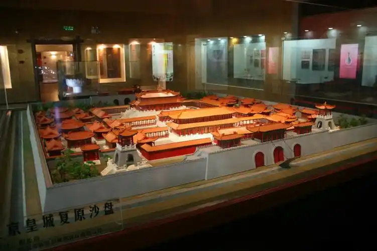 5公里处,馆前立有18米高的主万,建筑主轴与次轴交角120度,暗喻金朝120