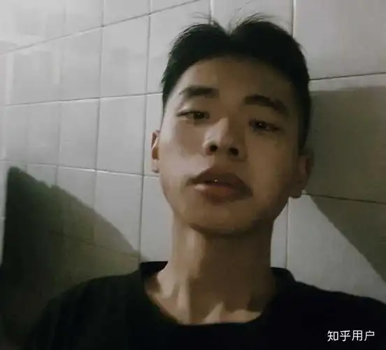 有没有那种单眼皮小眼睛塌鼻梁厚嘴唇但好看的男生?