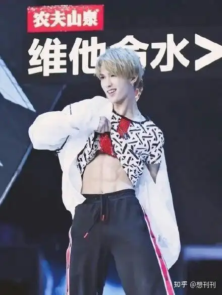 男星晒腹肌太魔怔有人帅气有人油田上身有人没眼看