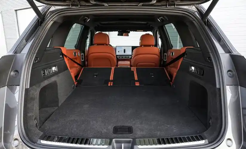 4/2/4的比例放倒,区别是后排座椅放倒后可以实现纯平,这点上连理想l8