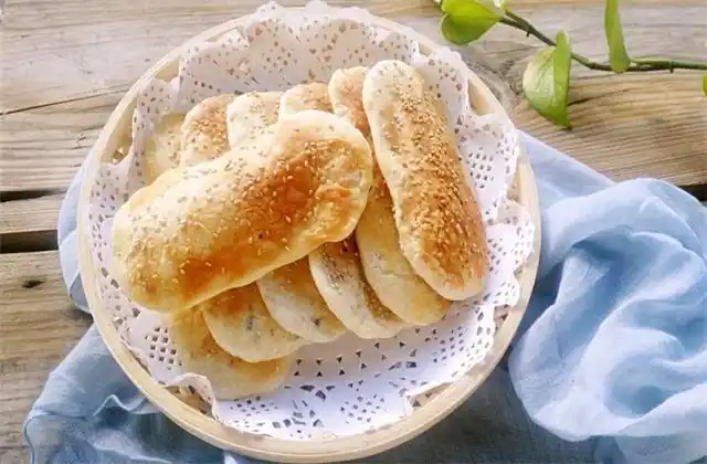 制作烧饼油酥很重要一定要小火烙制金黄酥脆一下能吃好几个