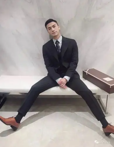 彭于晏上演正装诱惑果然男生穿正装最帅比