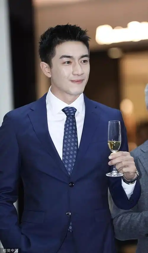 组图:林更新寸头穿西装满满男神范 花式梗王秒变优雅绅士