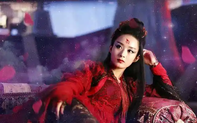 赵丽颖在《花千骨》黑化之后变得相当霸气,一袭红衣加上上扬的眼线和