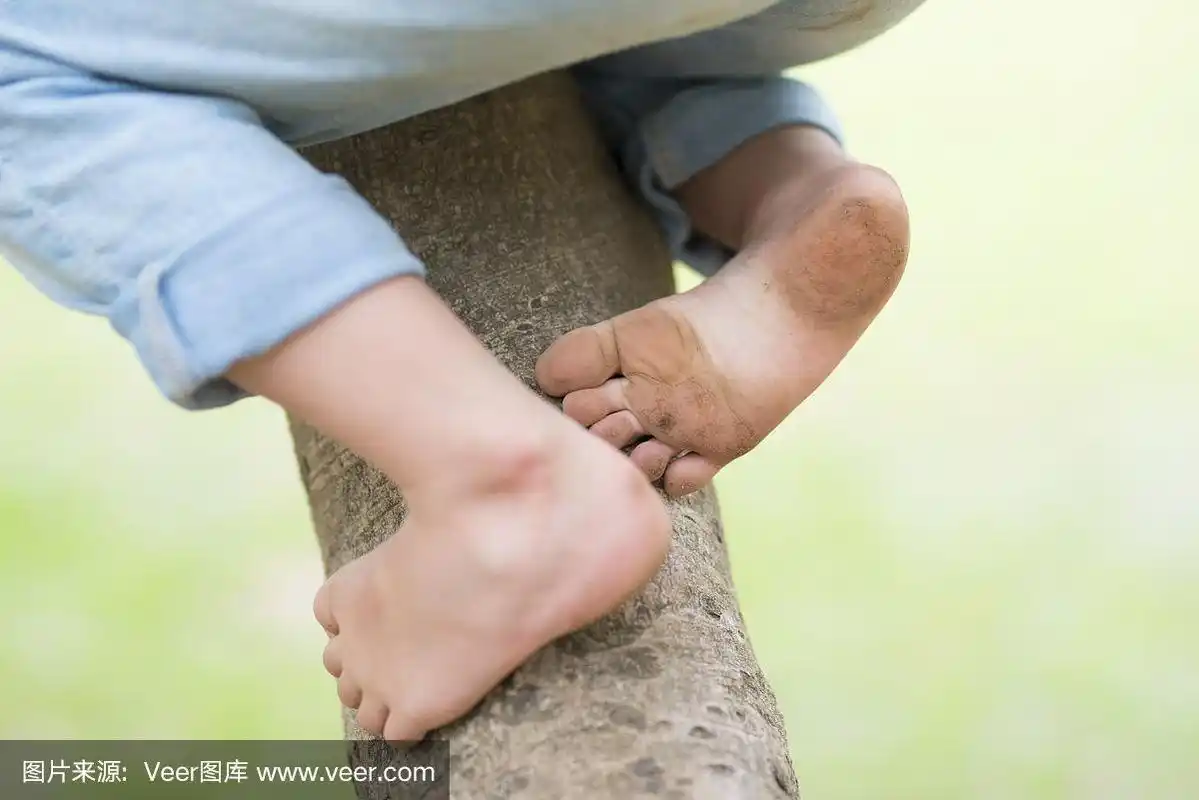 孩子们的脚赤脚玩耍