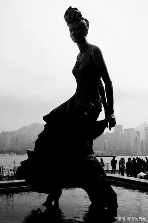 星光大道 梅艳芳铜像用较缓慢水流,营造在舞台上的效果,带出她的名曲"