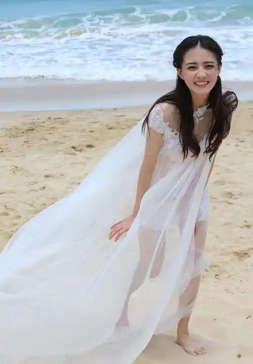 徐璐在海边拍摄大片,身穿单纱裙,甜美养眼,颜值清纯,造型独特!