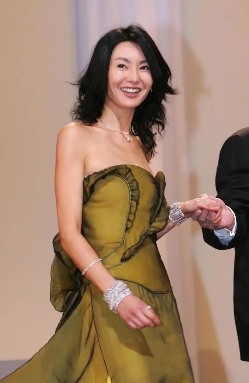 2007年在戛纳的张曼玉,作为评委身穿givenchy高定礼服出席戛纳电影节