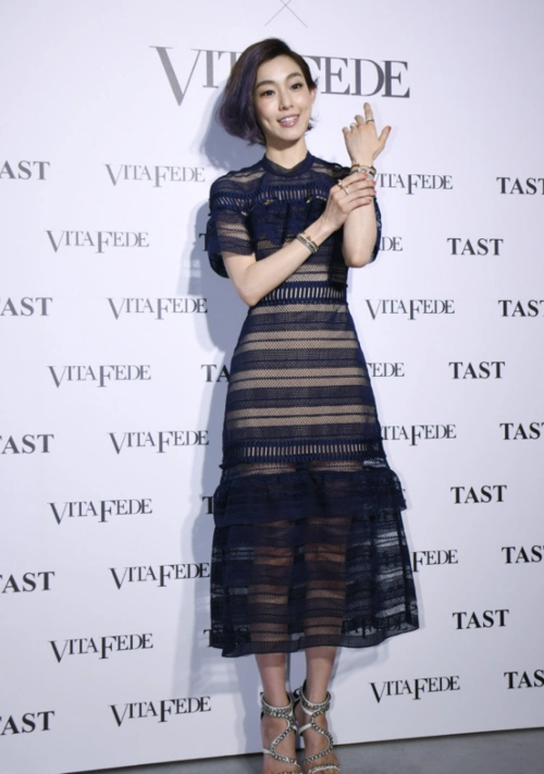 范玮琪是来搞笑的吗?两个冲天辫看懵网友,更辣眼的是脚上那双鞋