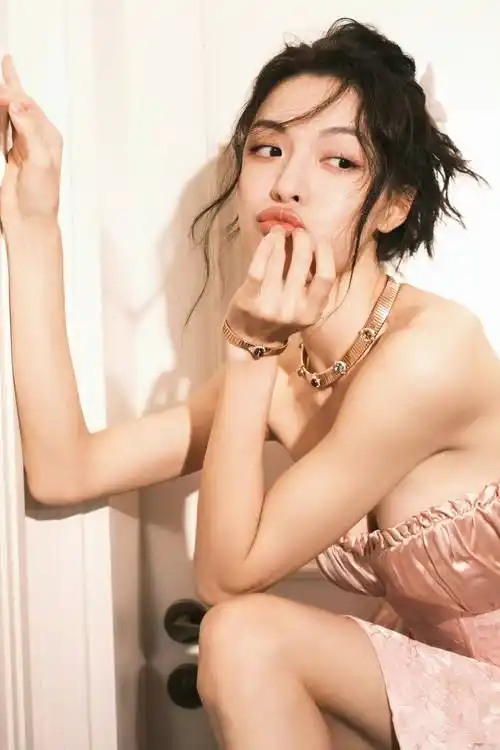 钟楚曦真不适合纯欲风,穿50cm小粉裙秀"竹竿腿",高级脸太突兀_姑娘