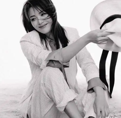 刘涛分享时尚芭莎杂志封面大片,表现力越来越好._观众们_生活_角色