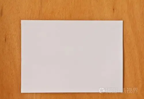 新的空白纸页,木制背景水平