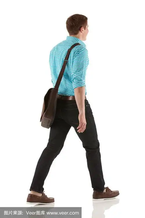 一个人走路的侧面