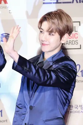 边伯贤·蓝丝绸西装太鲨人