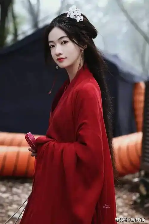 吴谨言红衣路透,清冷仙气侧脸精致,网友:是仙女下凡碎玻璃吗?