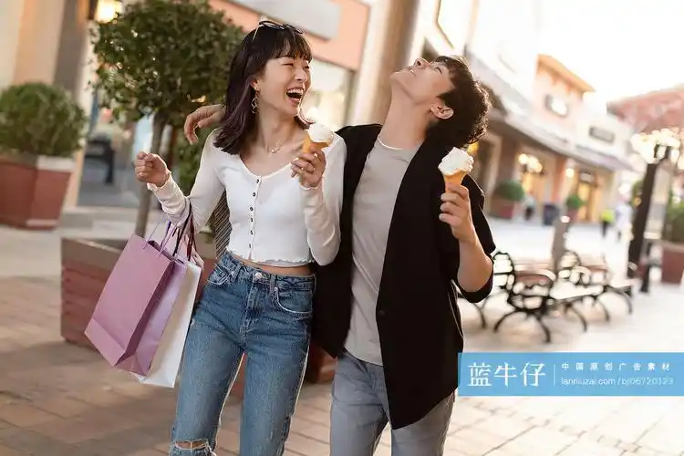 快乐的年轻情侣逛街约会