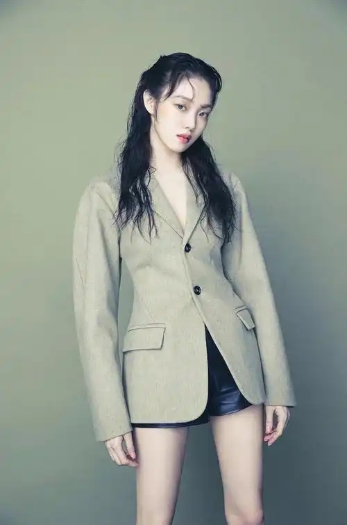 李圣经的气质藏不住,穿上西装尽显好身材,干练且时髦-中国着装