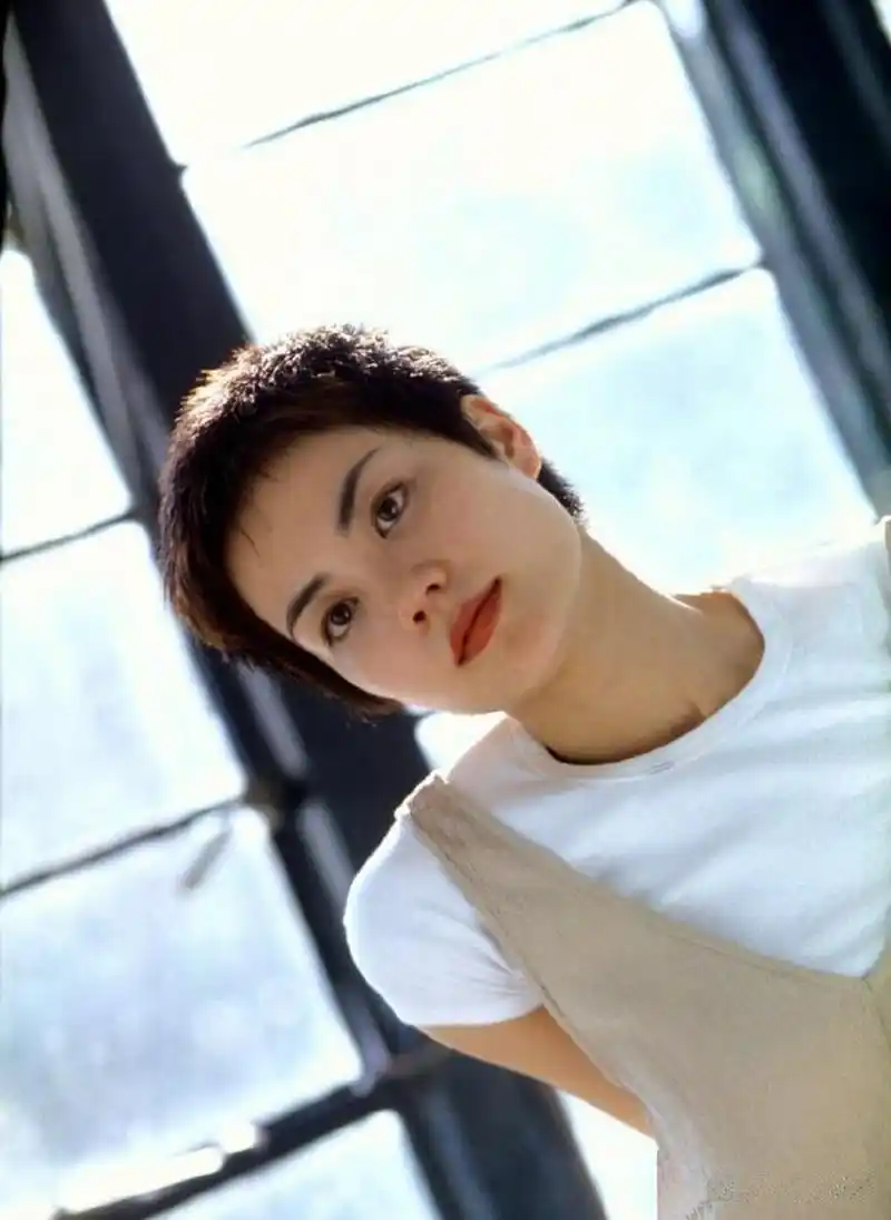 年轻时候的王菲真漂亮,清纯秀丽,目光清澈