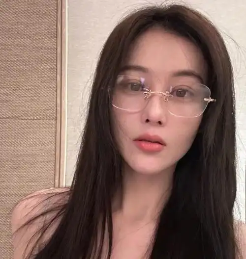 35岁张馨予晒素颜自拍,长发披肩似清纯少女,自曝曾被陌