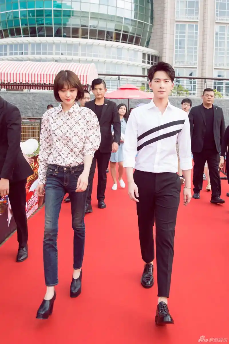 组图:风太大听不清!郑爽凌乱 和杨洋喂食play_高清图集_新浪网