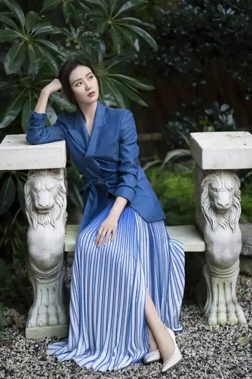 刘诗诗活动造型再次惊艳众人,身穿蓝色西服套装,气质优雅又干练_裙子