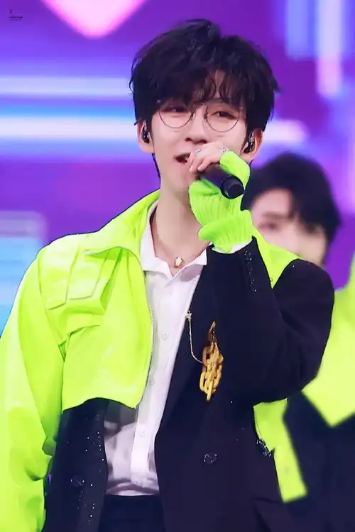 贺峻霖[超话]# 20201231 东方卫视跨年夜.