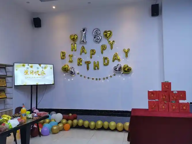 在工作之余收集职工生日资料,布置场地,订购蛋糕,水果,饮品等物料