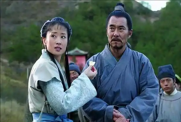 刘敏涛的瑛姑更像个村姑,话多且说不到点子上.