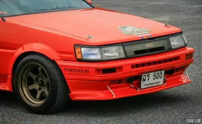 身为同款的三厢版的ae86 levin,使用更为呆滞的明灯设计而且一定要