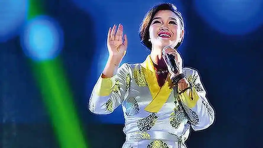 降央卓玛穿上高跟鞋真漂亮此歌刚出又被她唱火了堪称经典天籁