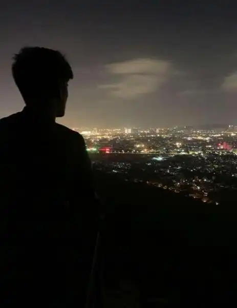 一个男人孤独沧桑背影图片,夜晚街上孤独男人背影