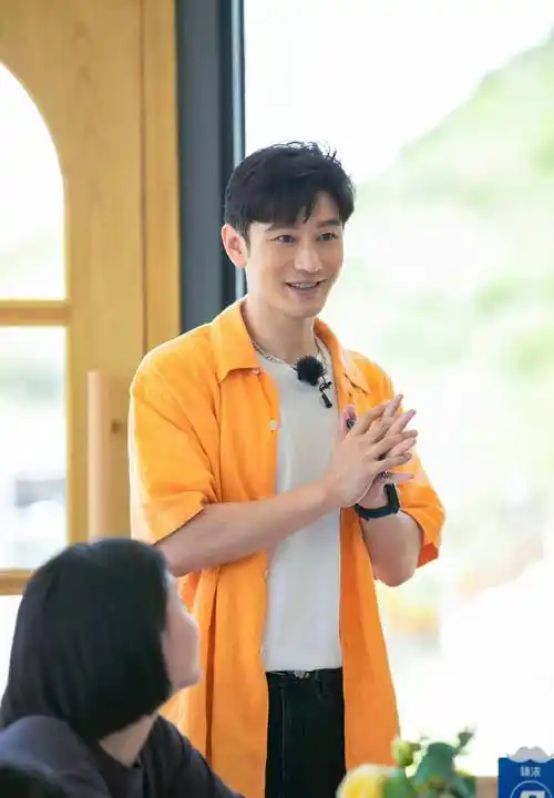 44岁黄晓明真年轻,穿橘黄色短袖衬衫录节目,清爽减龄不油腻_新造型
