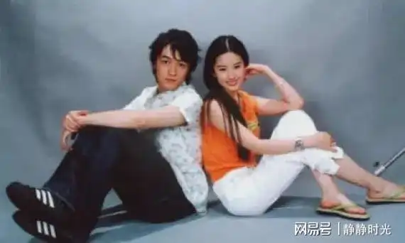 2004年22岁的胡歌17岁的刘亦菲合影刘亦菲还穿人字拖鞋