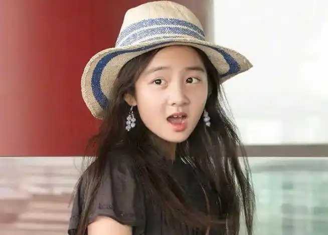 黄磊女儿多多心灵手巧把旧衣改造成包包自称沉迷于缝纫机