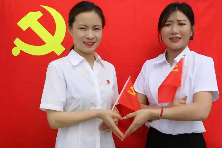 咔咔咔我与党旗党徽合影