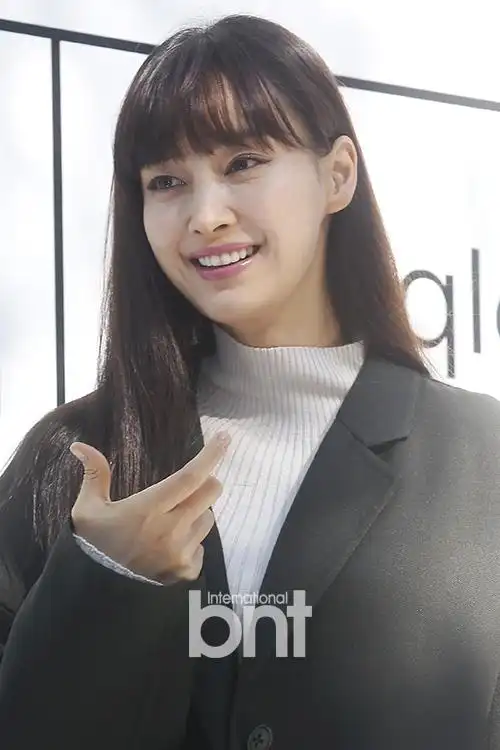 组图:元彬妻子李娜英亮相 素雅秋冬风气质佳