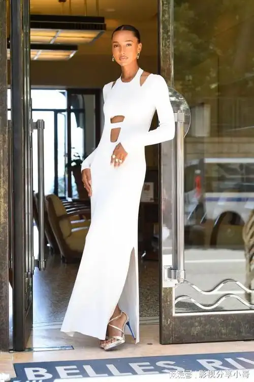 维密超模jasminetookes礼服中间挖洞展露肚脐新颖别致