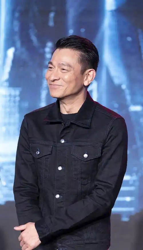 刘德华在线上庆祝六十大寿,唱着经典曲泪水盈眶,心情愉悦_华仔_生日