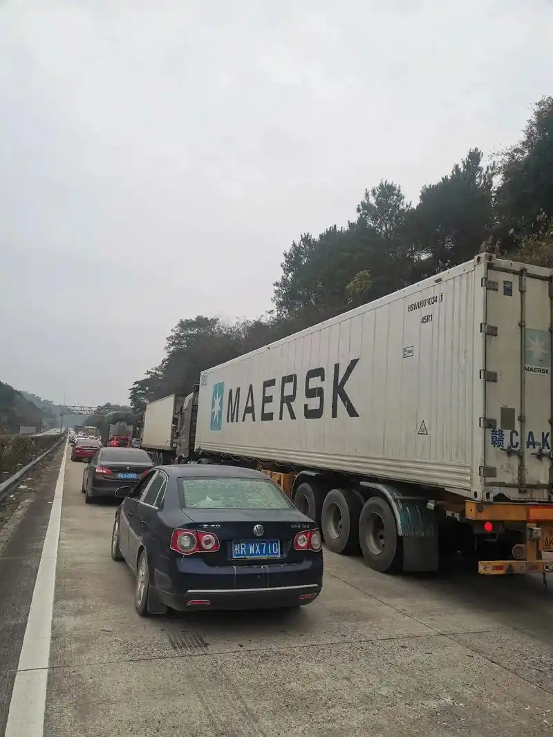 听说查个身份证,8公里,堵车2个半小时,让我一点脾气都没有了 - 抖音