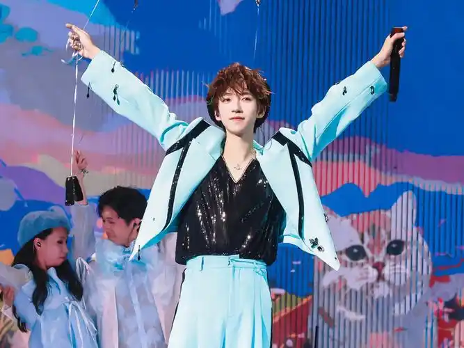 贺峻霖《一天》舞台 薄荷音助力清新愉快每一天