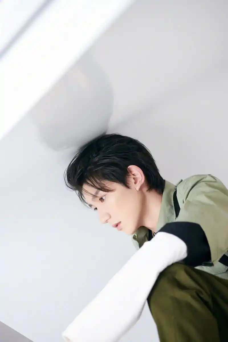 王源分享了一张照片,侧颜轮廓线条精致,身穿简约白t"源"气满满,期待