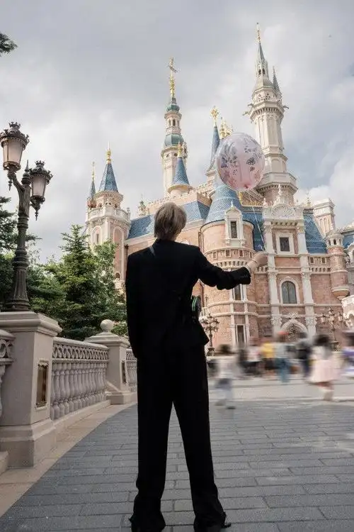 刘宇宁黑西装造型迪士尼随拍释出是守护公主城堡的王子