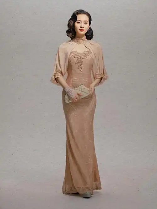 刘诗诗真会穿,穿上一件旗袍搭配上复古短发造型,意外高级优雅