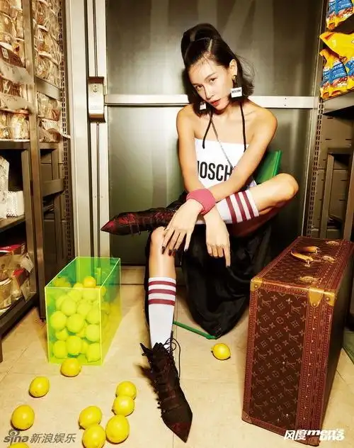 张蓝心新写真古铜色肌肤大秀长腿超性感